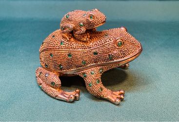 Beautiful vintage jeweled brass frog trinket box with hinged closure.