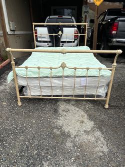 QUEEN SIZE BED COMPLET