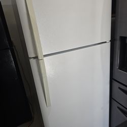 FRIDGE FREEZER