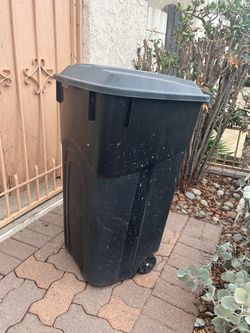 32 gallon trash bin with lids and wheels