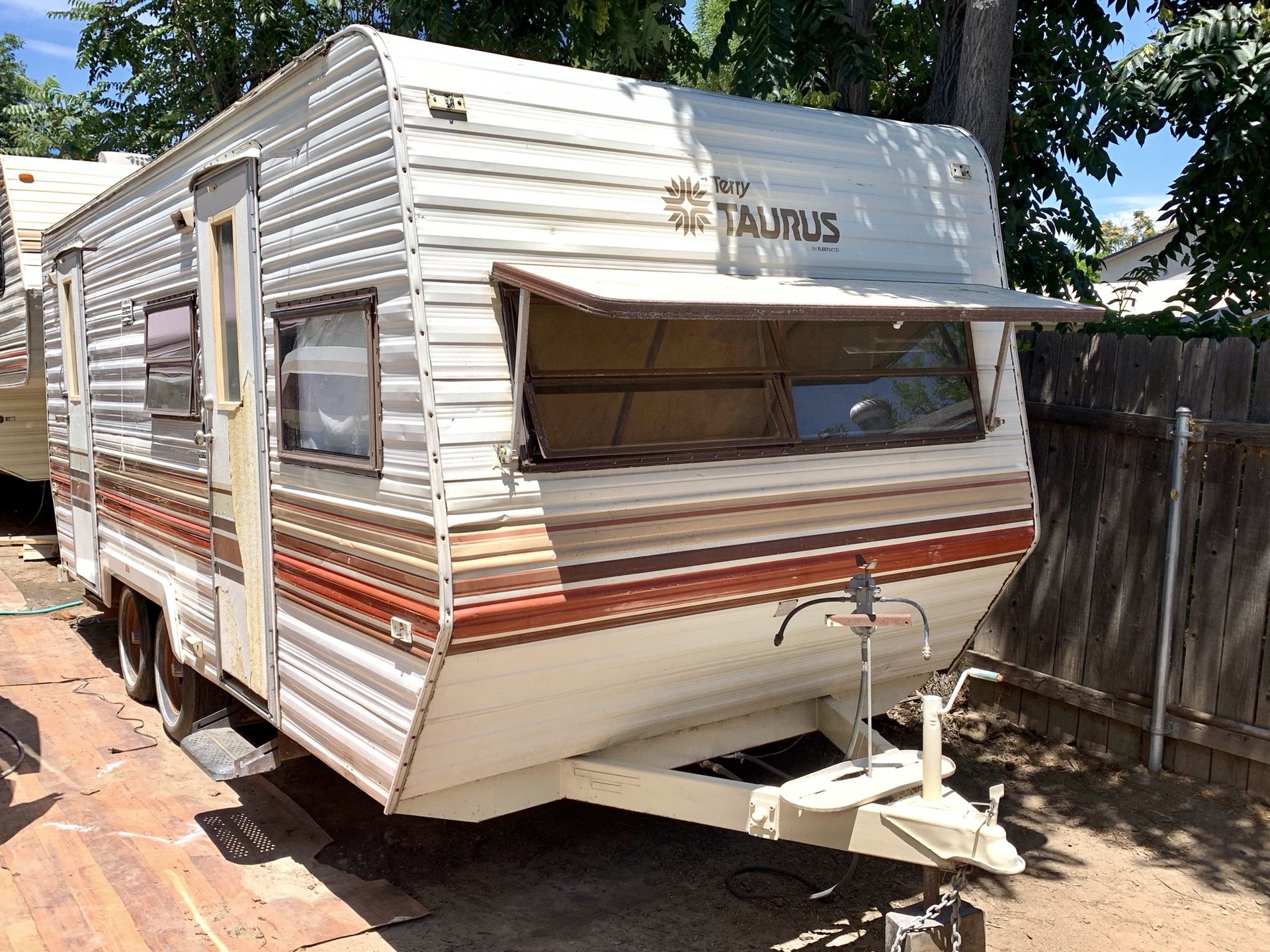 22 ft old Travel trailer. Cheap! Dual axle, rolls good, 2 doors, bathroom, kitchen, dining
