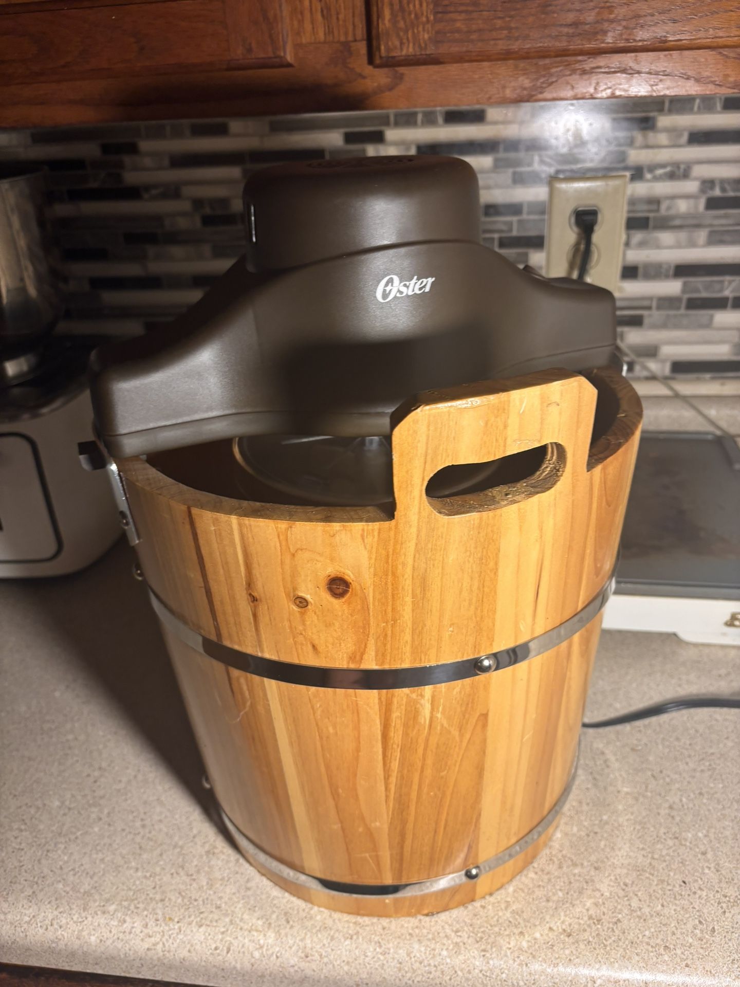 Oster 4Quart Wood Bucket Ice Cream Maker for Sale in High Point, NC