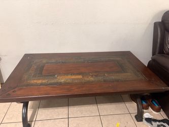 Coffee table n 2 end tables grrat condition