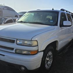 2005 CHEVY SUBURBAN Z71 PARTING OUT PARTS FOR SALE PARTES 