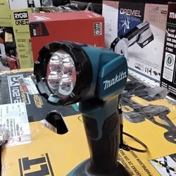 MAKITA 18V CORDLEES FLASHLIGHT (TOOL ONLY)
