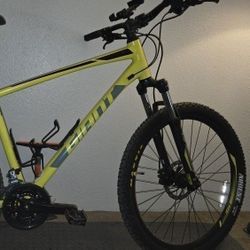 GIANT Talon 3 27.5" Mountain Bike