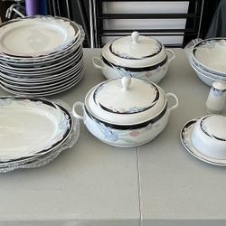 1991 Caravel Porcelain Dinnerware 13 Play Settings + 15 Accessories