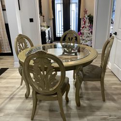 Beautiful Glass Dining room table with 4 chairs/ 2 matching end tables and 2 lamps