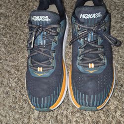 Size 10 - Hoka One One Clifton 5 Blue - 1093755-BISB
No rips 
Pre used condition