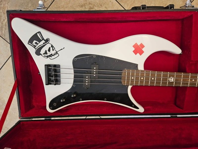 Hardluck Kings The Wolf 4 String Electric Bass W Hardshell Case