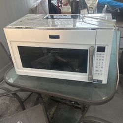 Maytag Microwave (white) 