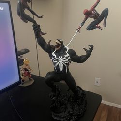 19in Venom vs Spidermen statue