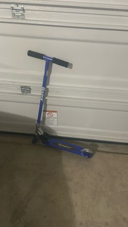 Razor S Folding Kick Scooter with Light-Up Wheel - Blue, for Kids Ages 5+ and up