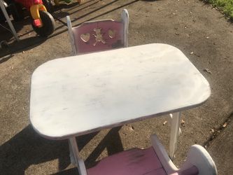 Little table with 2 chairs