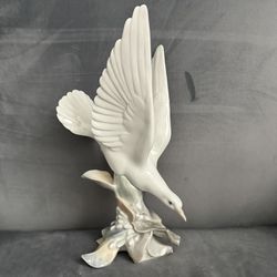 Lladro "Turtle Dove Collectible Figurine -Tiny Stem Broken 