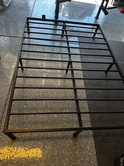 FULL BED  METAL FRAME/BOX SPRING