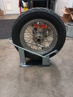 Locking motorcycle wheel chock with Harley-Davidson rear wheel so