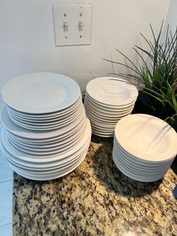 🍽️ White Dinnerware Set – Excellent Condition