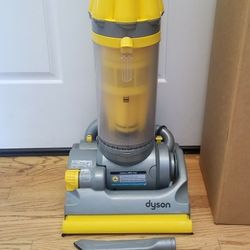 NEW cond DYSON ANIMAL VACUUM WITH COMPLETE ATTACHMENTS  , AMAZING POWER SUCTION  , WORKS EXCELLENT  , IN THE BOX 