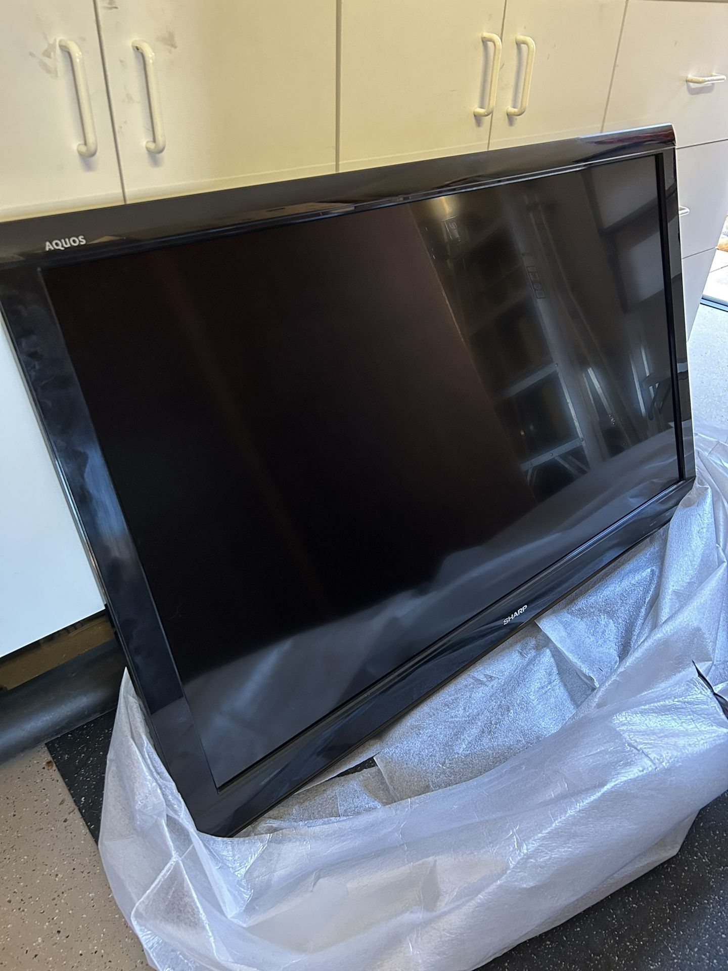 Sharp AQUOS Liquid Crystal TV LC52D8UN 52" (Black) with stand and wall mount
