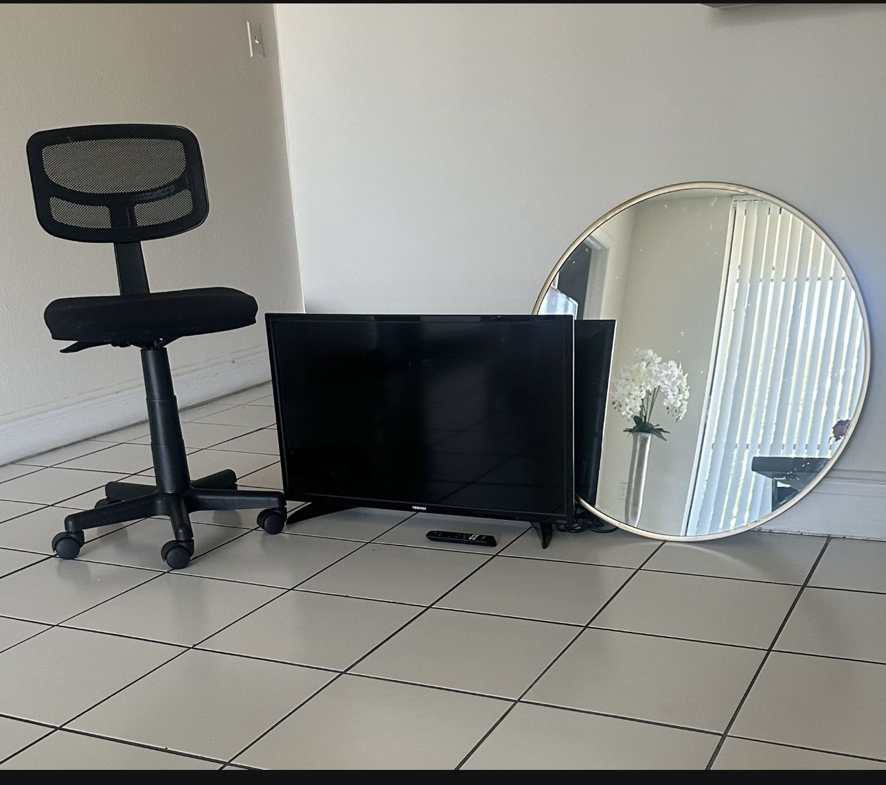 Televisor Toshiba 32”. Silla Para Oficina Y Espejo