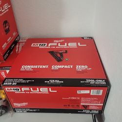MILWAUKEE M18 FUEL  15 GAUGE FINISH NAILER 