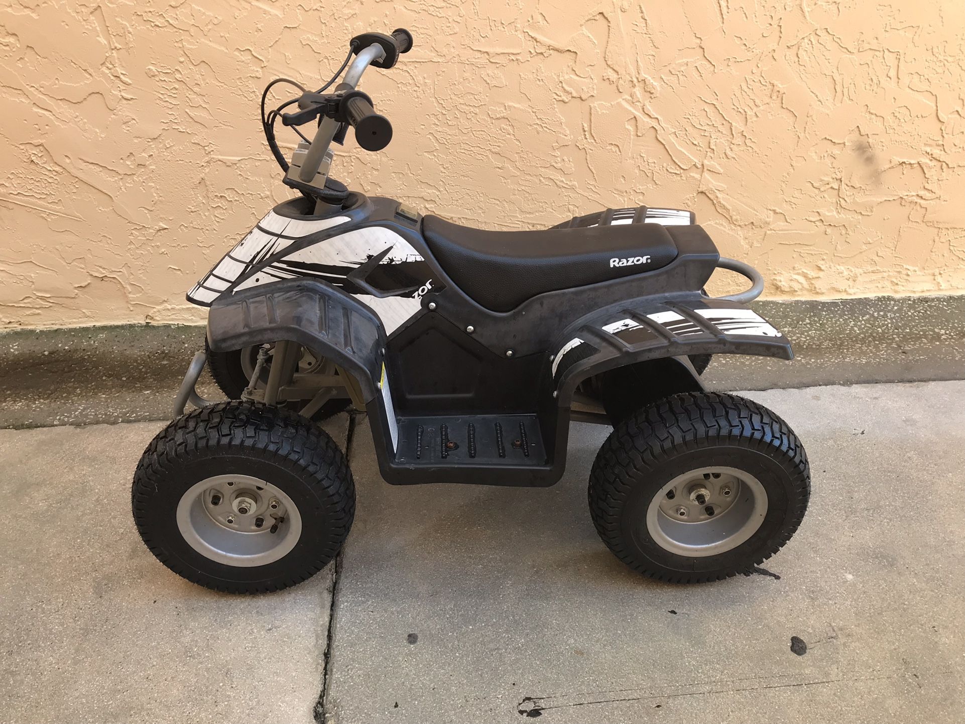 RAZOR ELECTRIC DIRT QUAD 24V EXCELLENT CONDITION