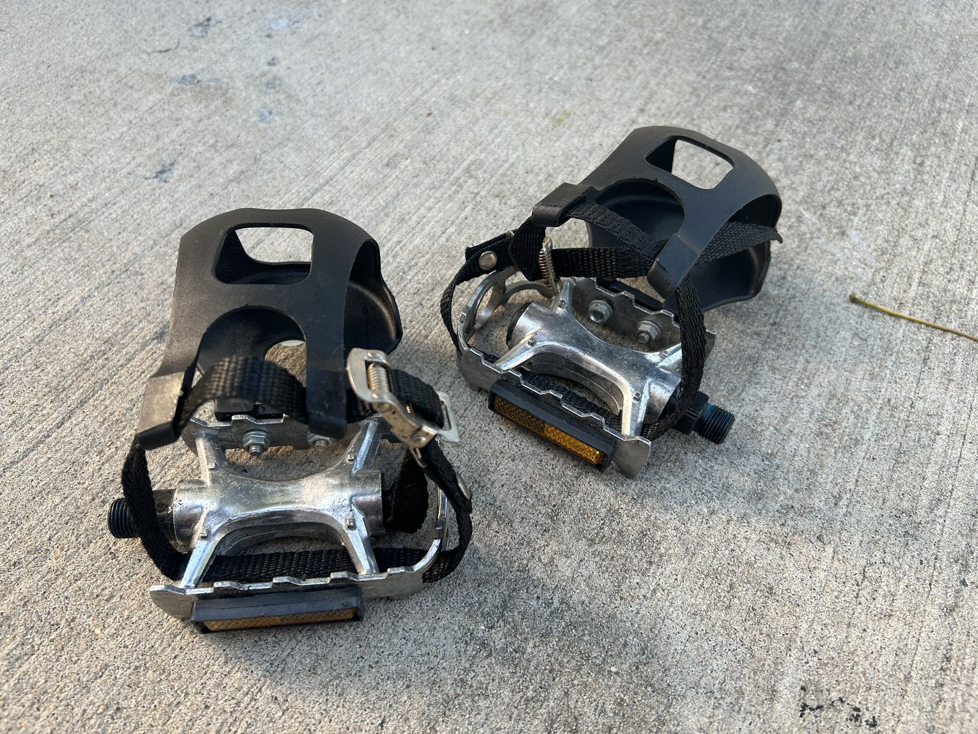 JG Toe Clip Bicycle Pedals With Straps