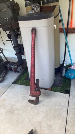 Large Heavy-Duty Pipe Wrench