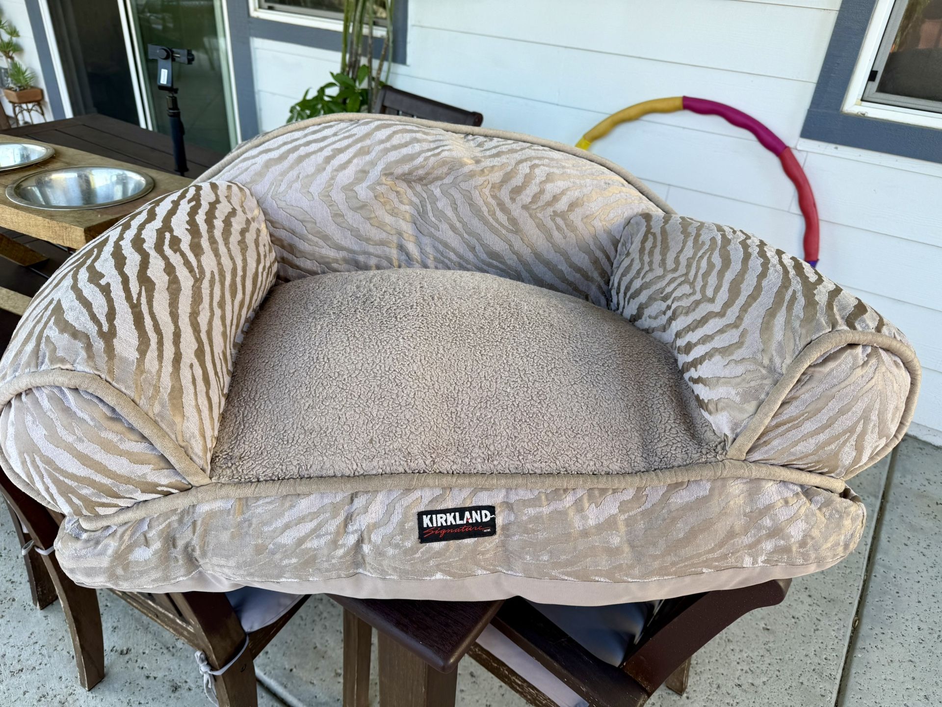 Free Dog Sofa And Feeding Stand