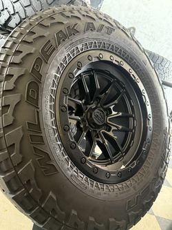 Vendo Rines Nuevos 17x9 De Ancho De 6-135 Lugs Con Llantas 285/70/R17 Falkem 