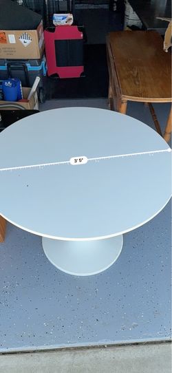 White round dining table