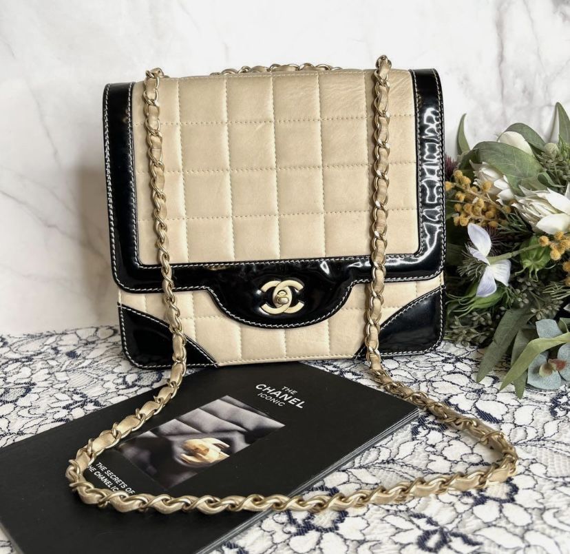 CHANEL Chocolate Bar Matelasse Shoulder Bag Enamel 241119N