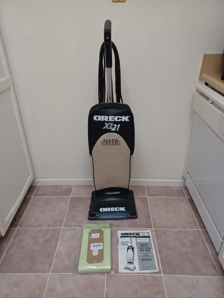 Oreck XL21 Vacuum with 8 Bags