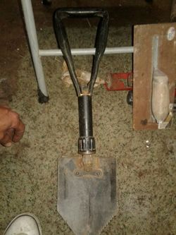 Folding military shovel