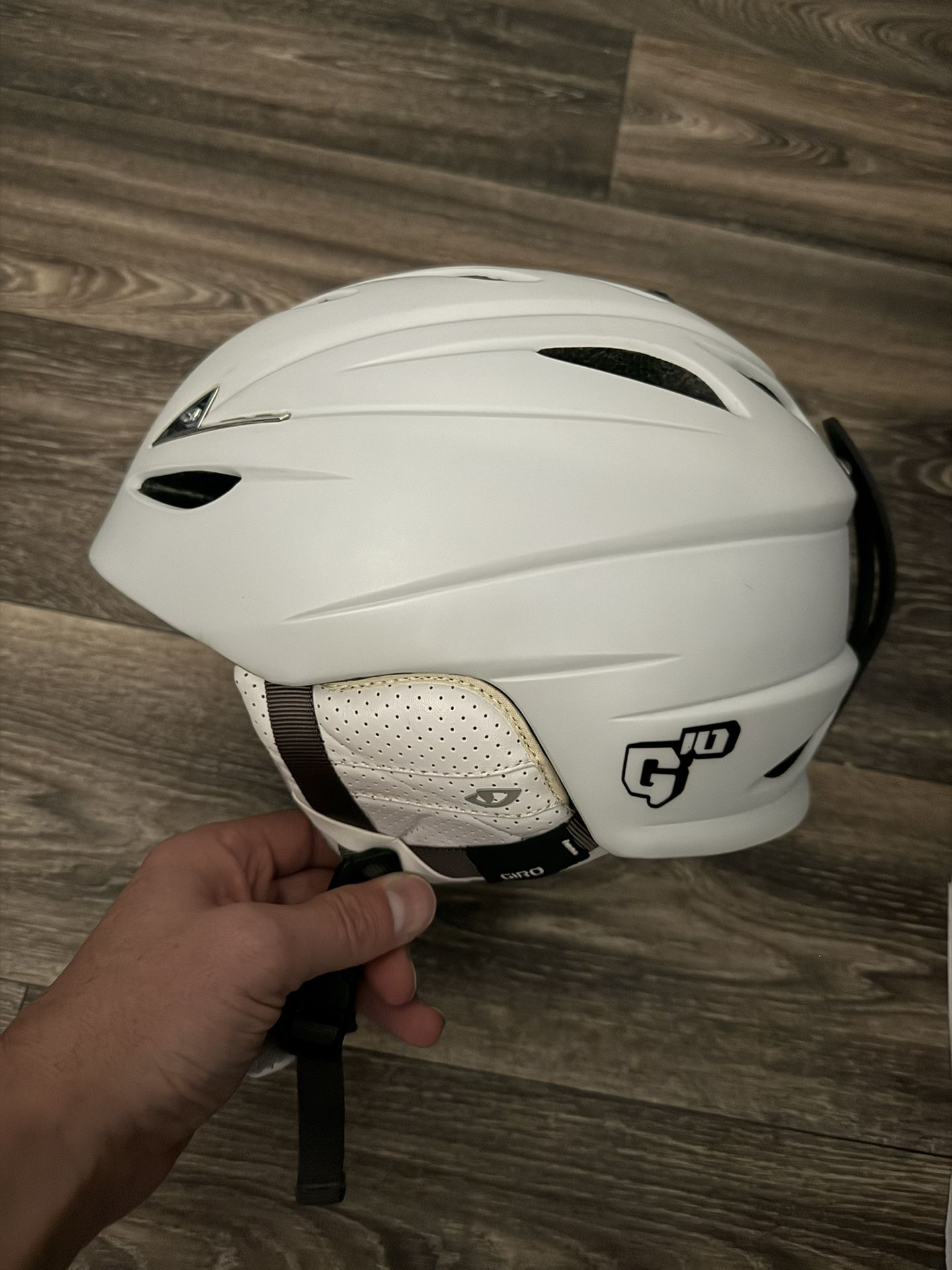 Giro G10 Ski Or Snowboard Helmet With Adjustable Fit Size Medium