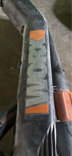 Leaves vacuum blower
