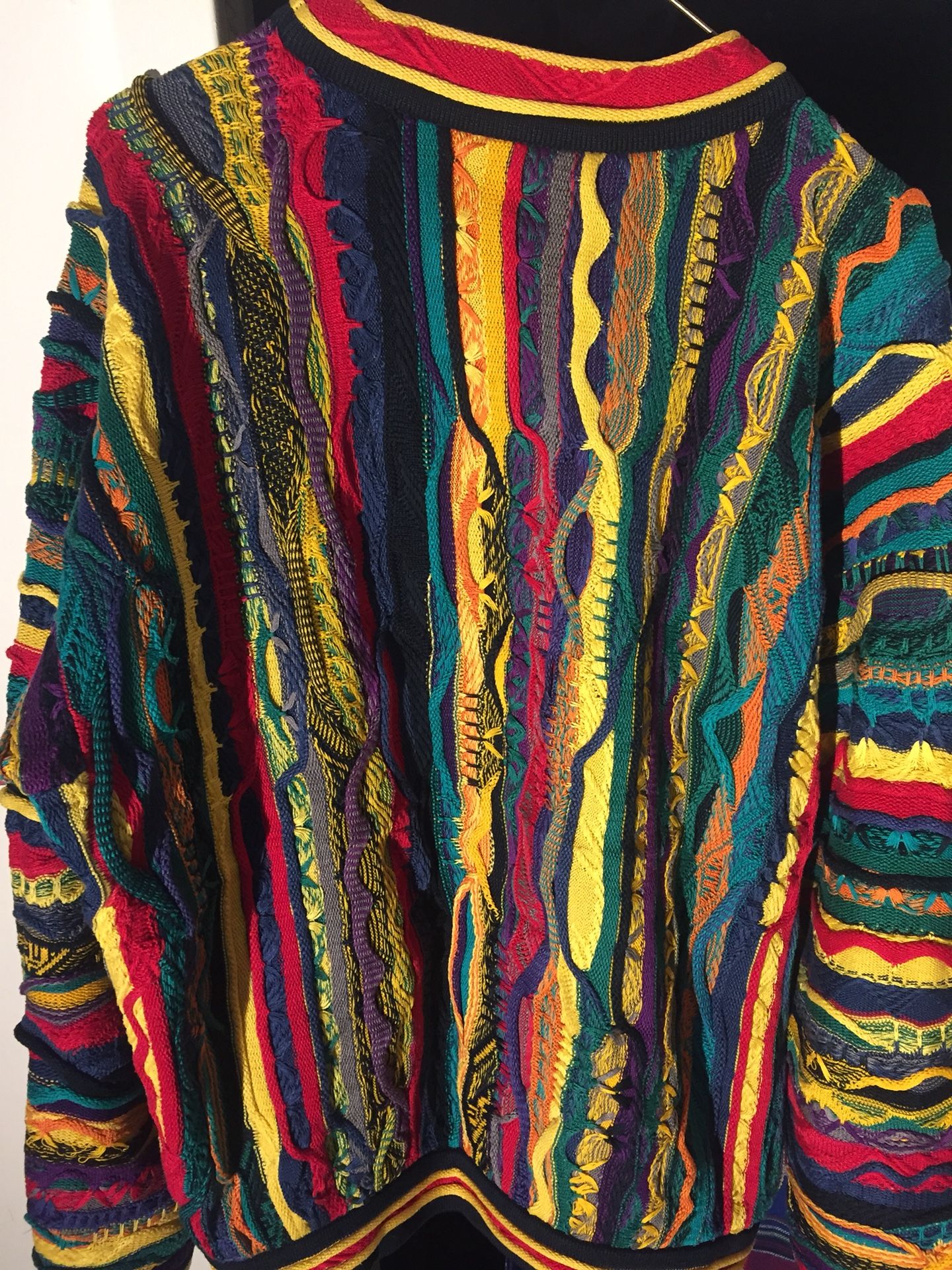 COOGI Sweater. Bold Classic