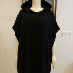 NWT Tommy Bahama Women’s Hoodie Poncho Sweater Size S/M 33% Viscose 23% Nylon 20% Lambswool 20% Cotton 4% Cashmere Length 29” Hem 31”