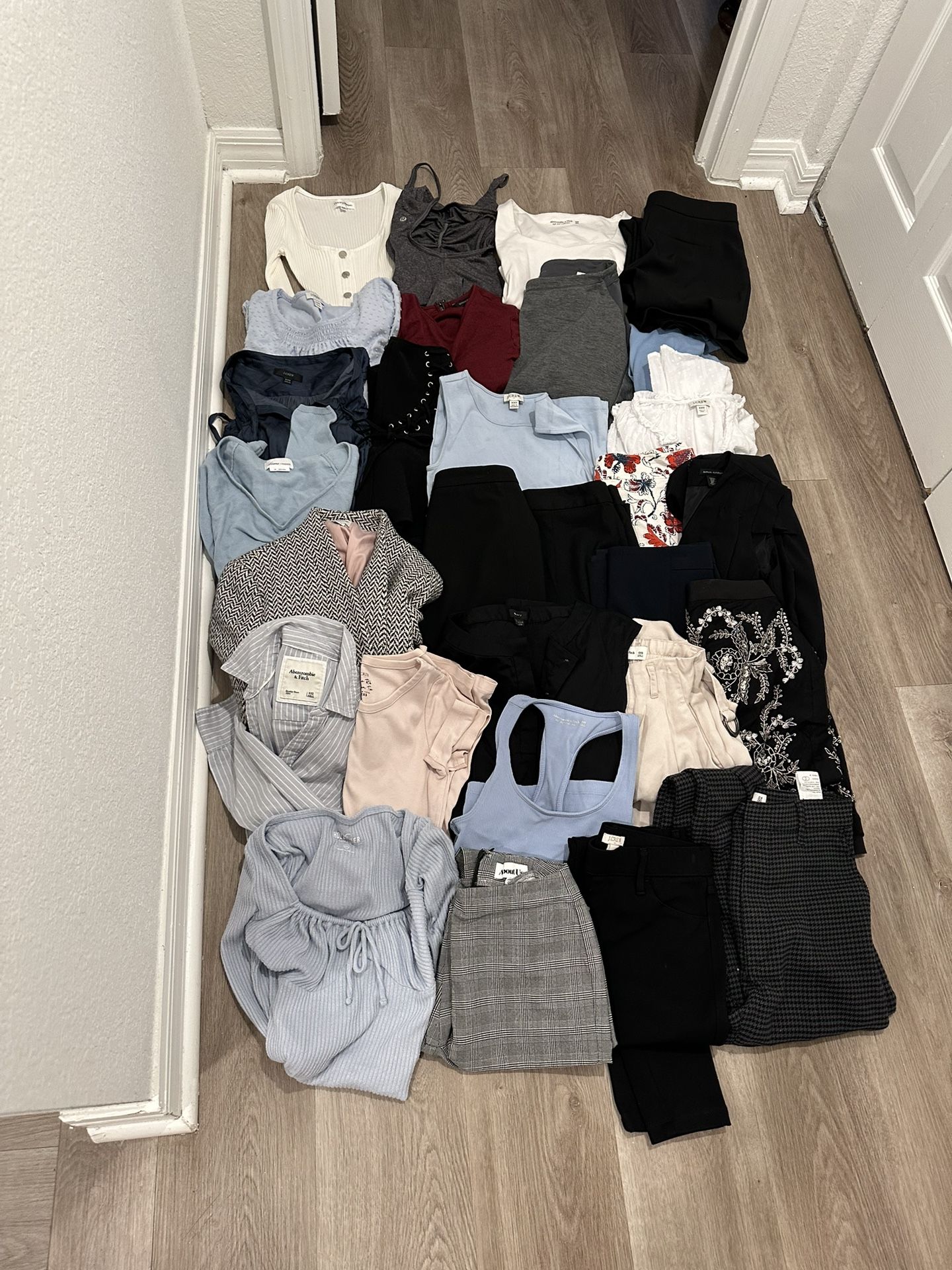 30 Piece Women’s XXS Double Zero Clothing