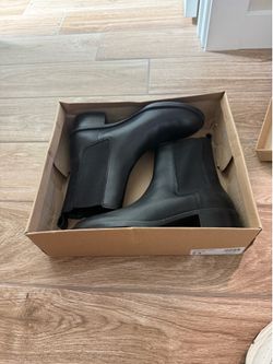 Steve Madden Chelsea Boots – new in box (Size 8.5)