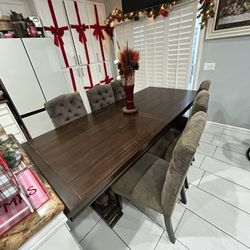 Table Fits Up To 12 Chairs Only Have 6 