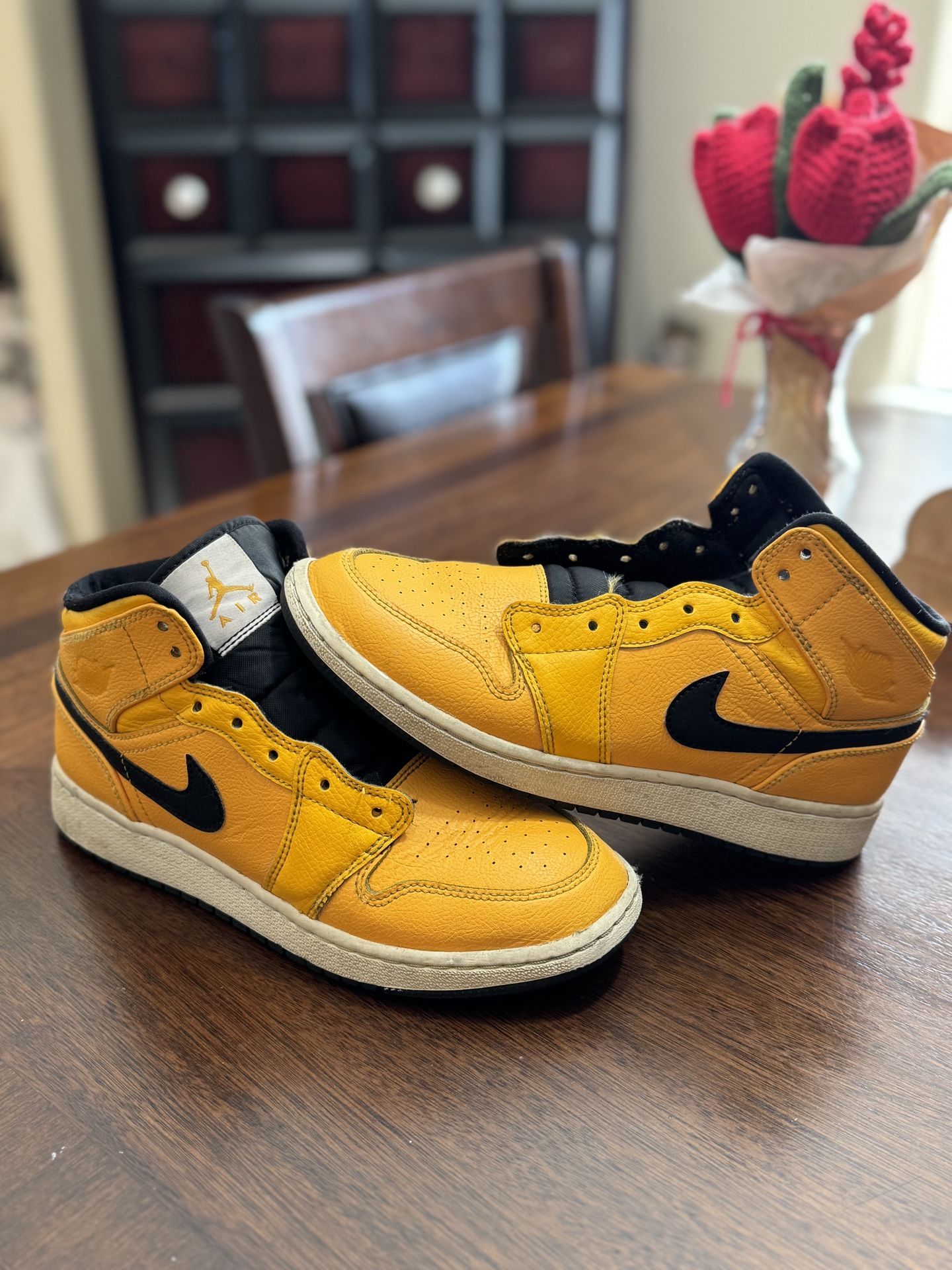 (6Y) Yellow Jordan’s 1 Mid 