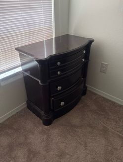 3-drawer nightstand