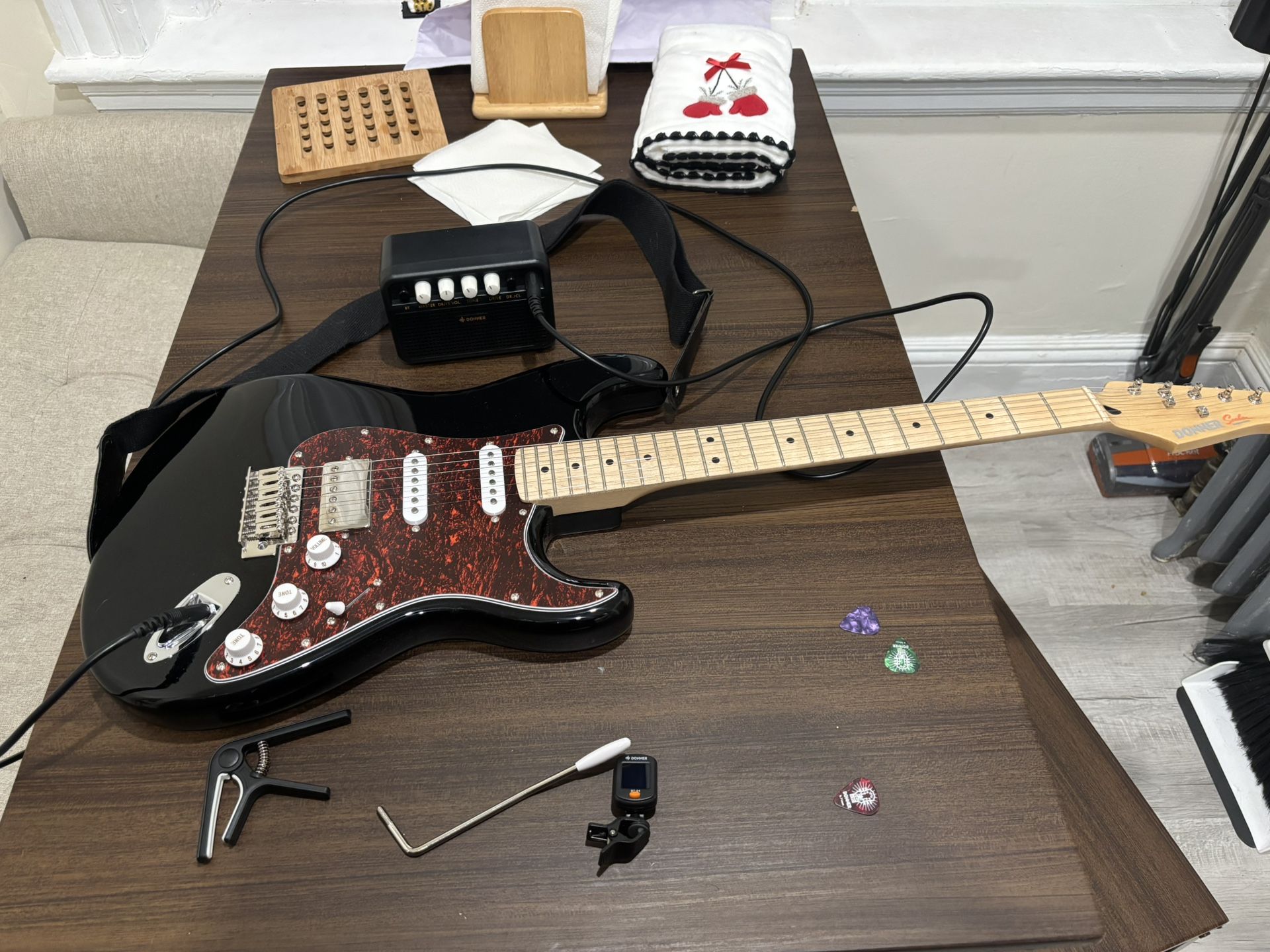 Electric Guitar - Donner DST-152B 39"