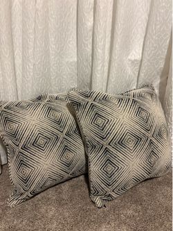 Stanton accent pillows - like new 20” X 20”