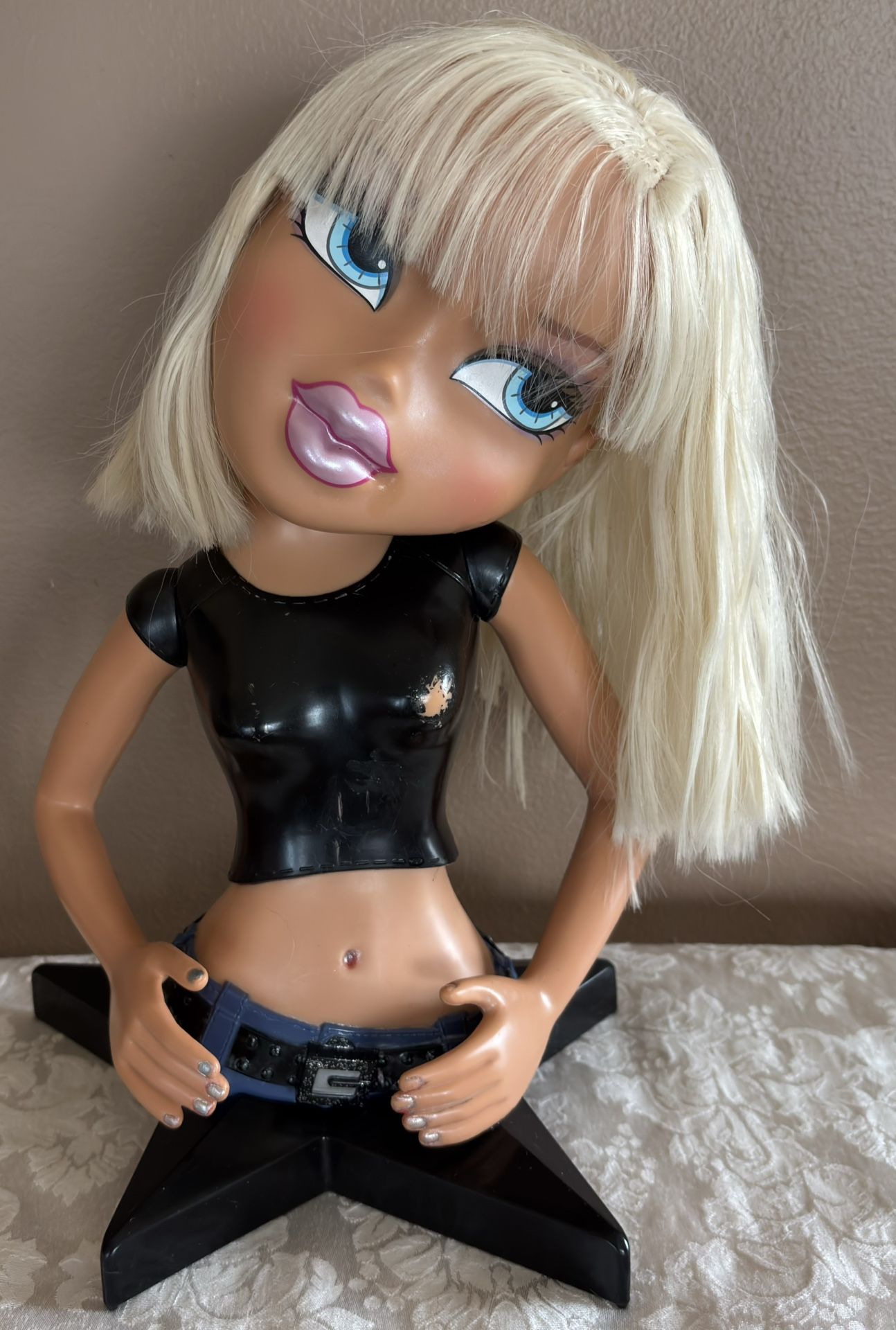 Bratz 2002 Cloe Styling Head On Star Base-💋Read Entire Description Below💋