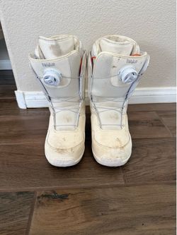 Thirty two snowboard boots size 6