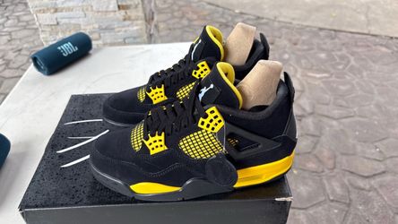 NEW SNEAKERS 4 Retro Thunder Sneakers SIZE 8.5 ( M), size 10 (W)