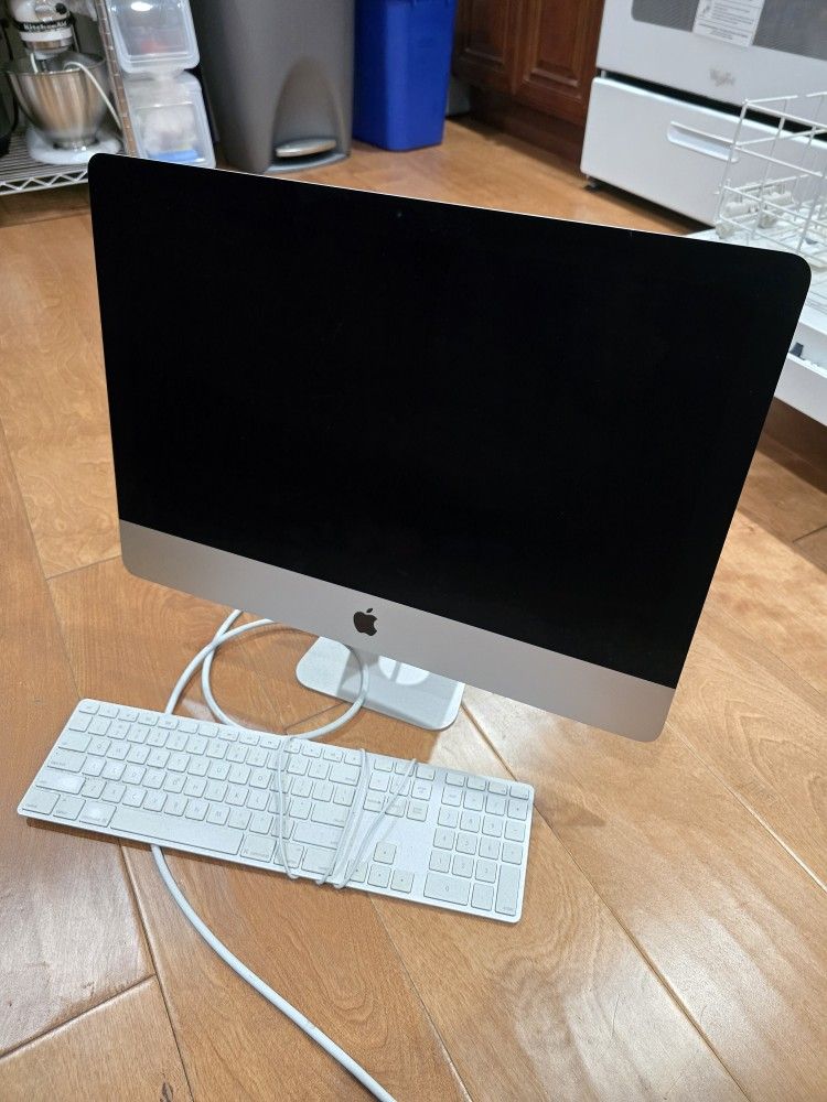 Apple iMac MK142LL/A 21.5-Inch Desktop, w/ wired keyboard